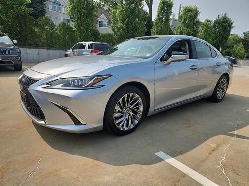 2025 Lexus ES 300h Luxury