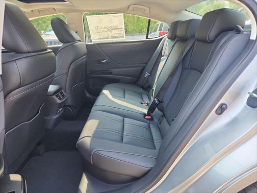 2025 Lexus ES 300h Luxury