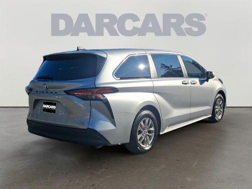 2022 Toyota Sienna LE