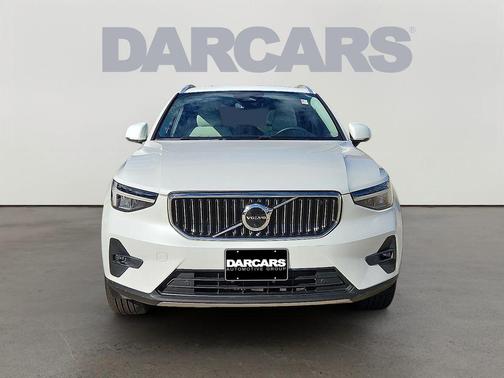 2023 Volvo XC40 B5 Plus Bright Theme