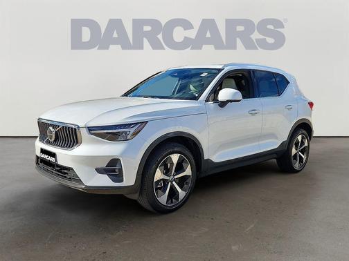 2023 Volvo XC40 B5 Plus Bright Theme