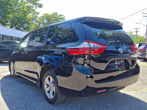2020 Toyota Sienna SE