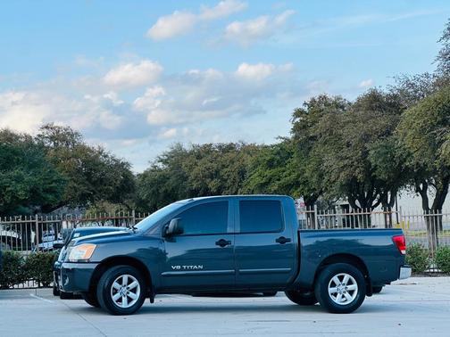 2011 Nissan Titan SV