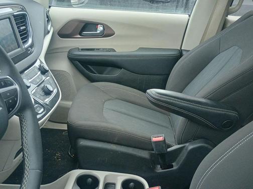 2024 Chrysler Voyager LX