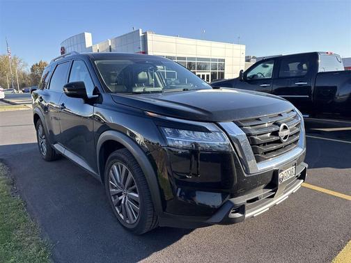 Super Black 2023 Nissan Pathfinder SL 4WD