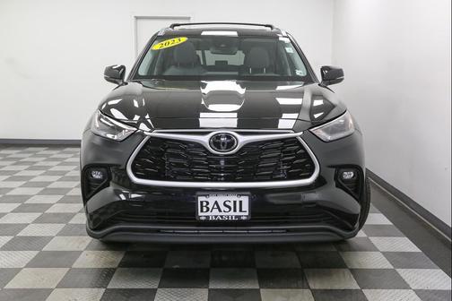 Midnight Black Metallic 2023 Toyota Highlander XLE