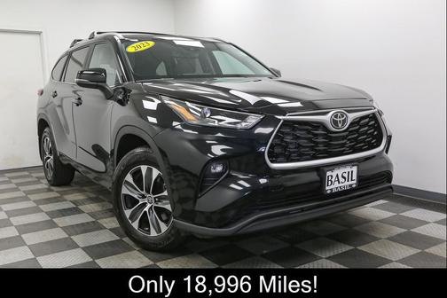 Midnight Black Metallic 2023 Toyota Highlander XLE