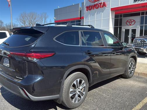 Midnight Black Metallic 2023 Toyota Highlander XLE