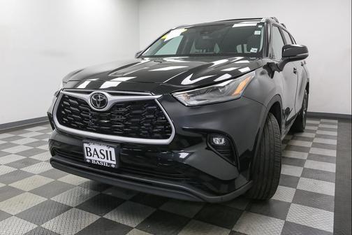 Midnight Black Metallic 2023 Toyota Highlander XLE
