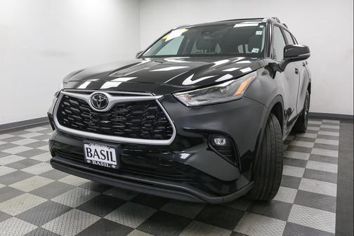 Midnight Black Metallic 2023 Toyota Highlander XLE