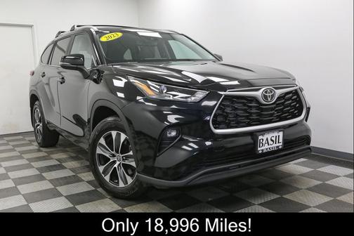 Midnight Black Metallic 2023 Toyota Highlander XLE