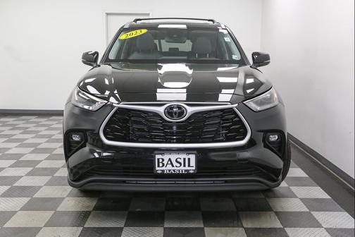 Midnight Black Metallic 2023 Toyota Highlander XLE