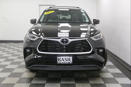 Midnight Black Metallic 2023 Toyota Highlander XLE