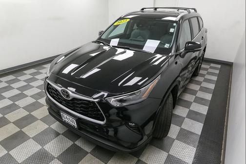 Midnight Black Metallic 2023 Toyota Highlander XLE