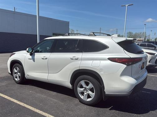 Blizzard Pearl 2021 Toyota Highlander Hybrid LE