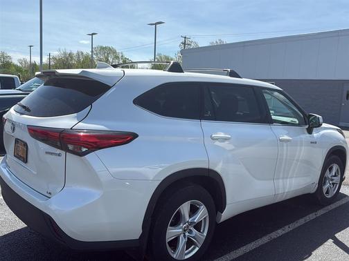 Blizzard Pearl 2021 Toyota Highlander Hybrid LE