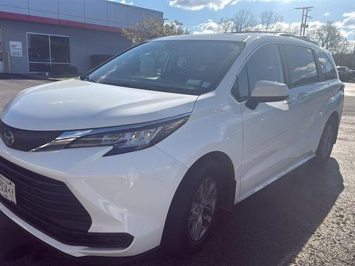 2024 Toyota Sienna LE