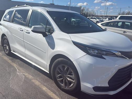 2024 Toyota Sienna LE