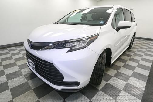 2024 Toyota Sienna LE
