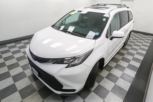 2024 Toyota Sienna LE