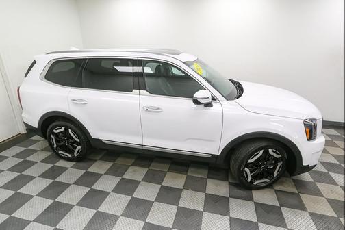 Glacial White Pearl 2024 Kia Telluride S