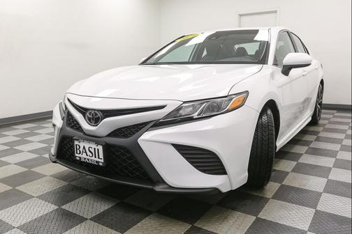 Super White 2020 Toyota Camry SE