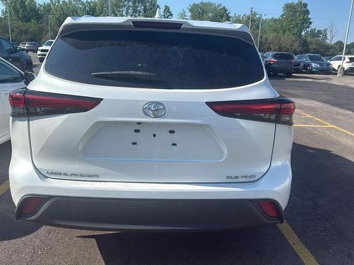 Wind Chill Pearl 2022 Toyota Highlander XLE
