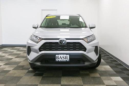 Photo 3 of 32 of 2020 Toyota RAV4 LE