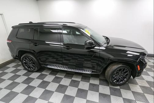 Diamond Black Crystal Pearlcoat 2023 Jeep Grand Cherokee L Summit Reserve