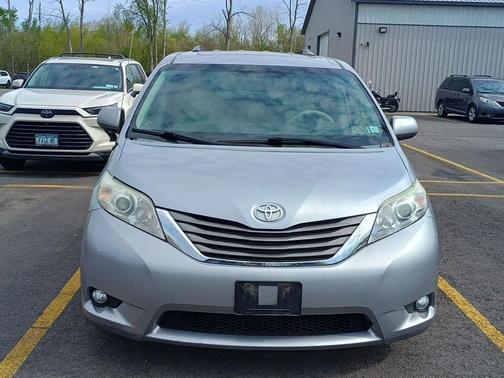 Silver Sky Metallic 2014 Toyota Sienna XLE