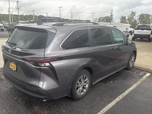 2023 Toyota Sienna LE