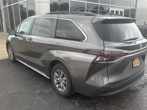 2023 Toyota Sienna LE
