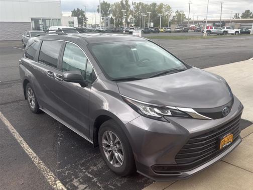 2023 Toyota Sienna LE