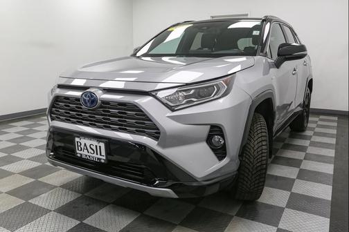 Silver Sky Metallic w/Black Roof 2019 Toyota RAV4 Hybrid SE