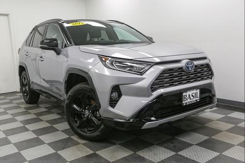 Silver Sky Metallic w/Black Roof 2019 Toyota RAV4 Hybrid SE