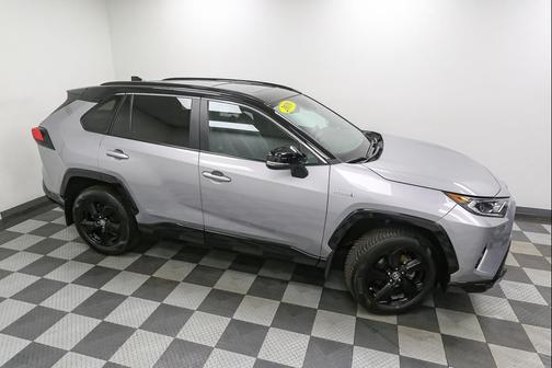 Silver Sky Metallic w/Black Roof 2019 Toyota RAV4 Hybrid SE