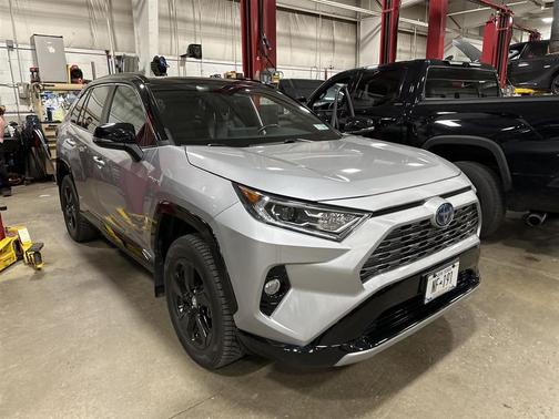 Silver Sky Metallic w/Black Roof 2019 Toyota RAV4 Hybrid SE