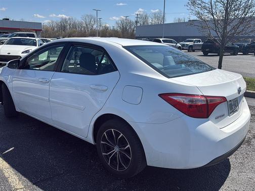Super White 2018 Toyota Corolla LE