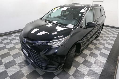 Midnight Black Metallic 2022 Toyota Sienna LE