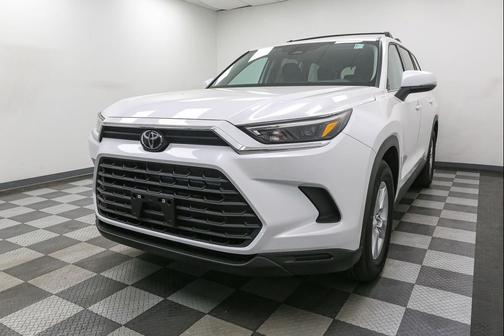 Wind Chill Pearl 2026 Toyota Highlander Hybrid LE