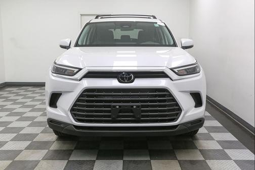 Wind Chill Pearl 2026 Toyota Highlander Hybrid LE