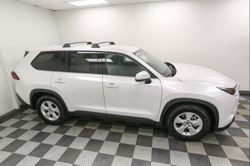 Wind Chill Pearl 2026 Toyota Highlander Hybrid LE