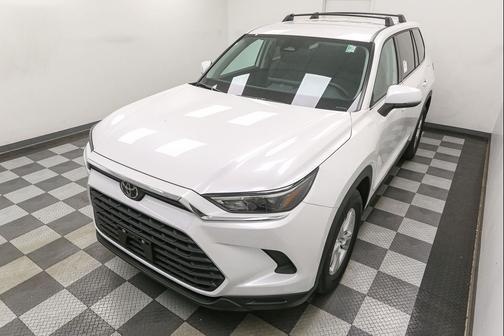 Wind Chill Pearl 2026 Toyota Highlander Hybrid LE