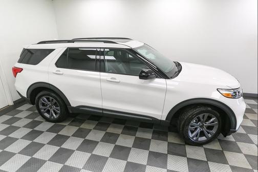 Star White Metallic Tri-Coat 2023 Ford Explorer XLT