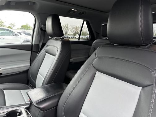 Star White Metallic Tri-Coat 2023 Ford Explorer XLT