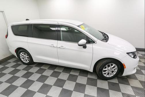 2022 Chrysler Voyager LX