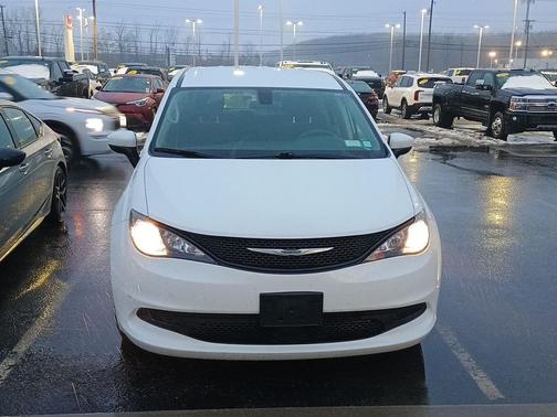 2022 Chrysler Voyager LX