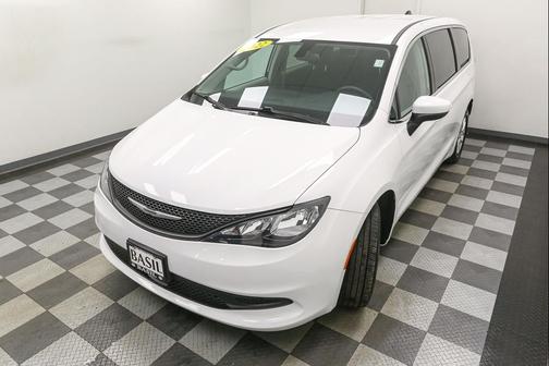 2022 Chrysler Voyager LX