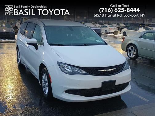 2022 Chrysler Voyager LX