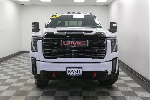 Summit White 2024 GMC Sierra 2500 AT4